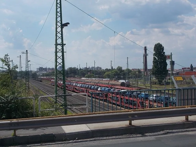 Győri rendezőpályaudvar tehervagonokkal megrakott vágányokkal
